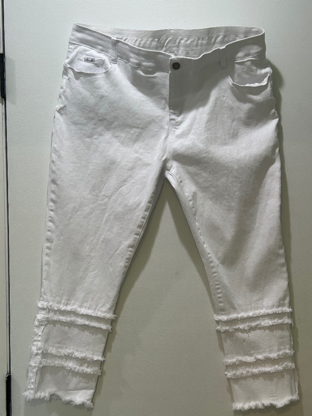 Coco + Carmen XL White Frayed Hem Layered Ankle Jeans